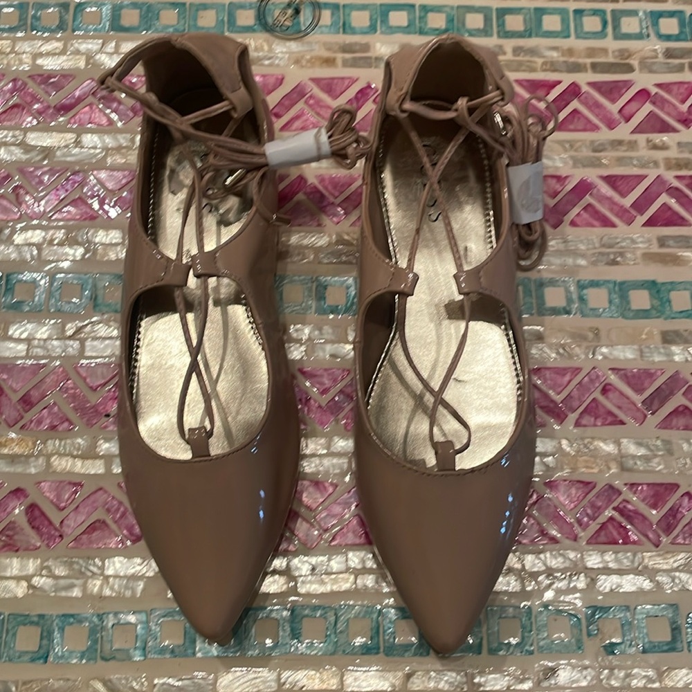 NWT Guess tan tie up flats. Size 7.